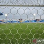 Here are some alternative title suggestions for "Panpel Arema FC Legawa Terima Sanksi Imbas Pelemparan Bus Persik":

1. "Panpel Arema FC Terima Sanksi Akibat Insiden Pelemparan Bus Persik"
2. "Sanksi Diterima Panpel Arema FC setelah Pelemparan Bus Persik"
3. "Arema FC Akui Sanksi Terkait Pelemparan Bus Tim Persik"
4. "Panpel Arema FC Siap Hadapi Sanksi Usai Pelemparan Bus Persik"
5. "Konsekuensi Pelemparan: Panpel Arema FC Terima Sanksi"
6. "Insiden Pelemparan Bus Persik: Panpel Arema FC Menerima Sanksi"
7. "Sanksi untuk Panpel Arema FC Usai Kasus Pelemparan Bus"

Feel free to choose any of these or mix and match elements to create your ideal title!